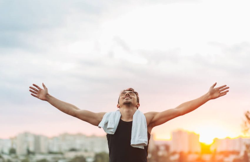 ラジオ体操をする男性