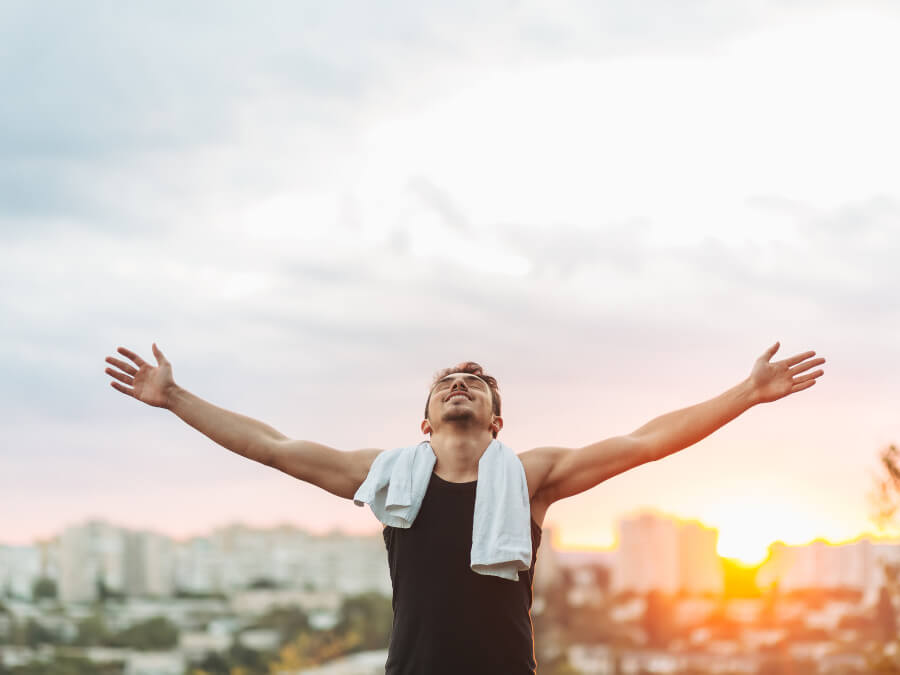 ラジオ体操をする男性