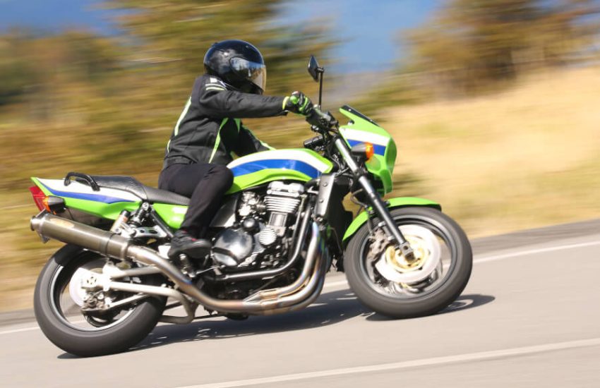 速いスピードを出して走るバイク