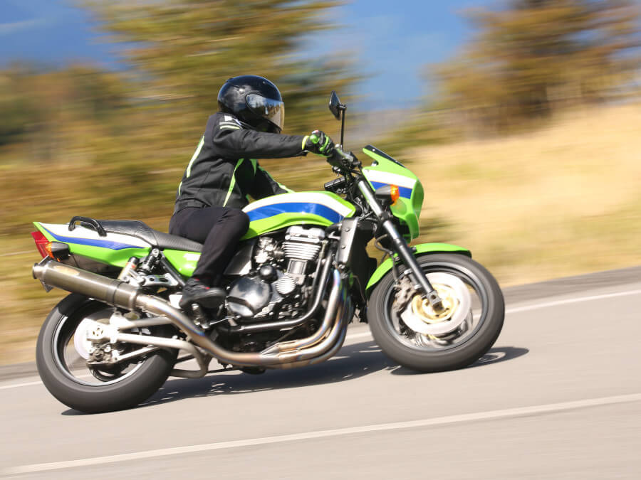 速いスピードを出して走るバイク